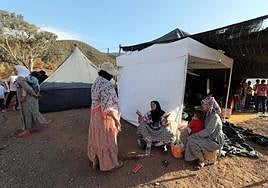 Una familia refugiada en un campamento levantado tras el terremoto.