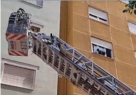 Rescate del perro por parte de Bomberos de Almería.