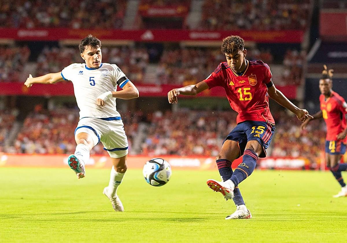 Lamine Yamal, que jugó hasta el minuto 60, dispara en el partido contra Chipre.