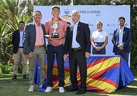 Couvra recibe el premio como ganador del Challenge en Roquetas de Mar.