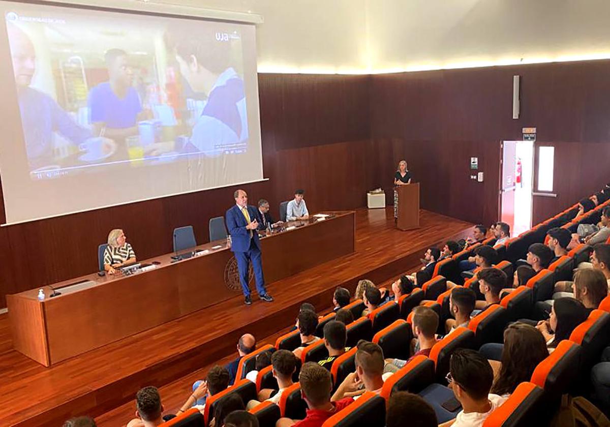 El rector de la UJA, Nicolás Ruiz, se dirige al estudiantado de nuevo ingreso en la jornada de bienvenida.