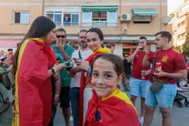 Miles de hinchas de La Roja reciben a la Selección en los alrededores de Los Cármenes