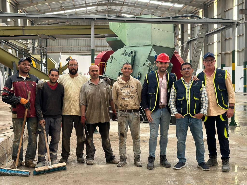 Imagen secundaria 1 - La agencia de Academias Puerta Real en Casablanca e imágenes de la fábrica de reciclaje de plástico con socios granadinos en Tetuán. 