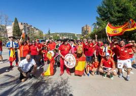 Miembros de la peña Marea Roja, en el Paseo del Violón.