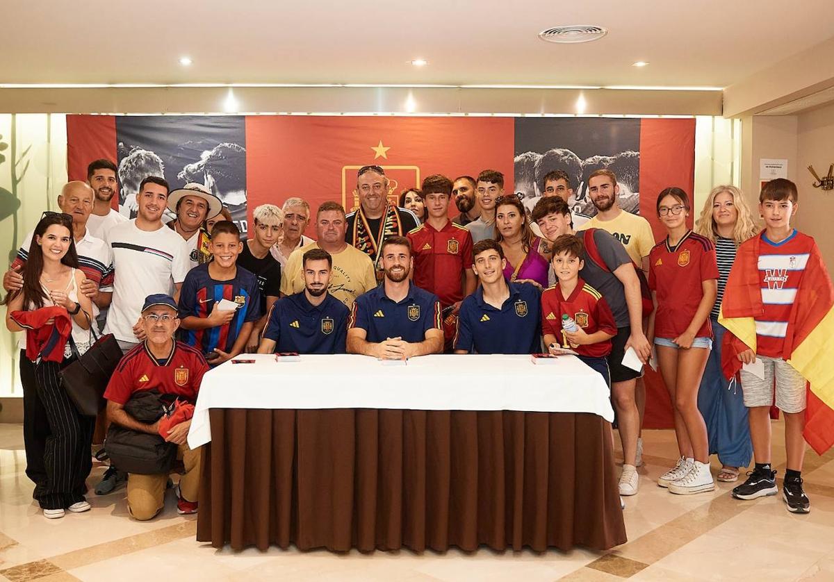 Álex Baena, Unai Simón y Pau Torres, con los aficionados en Granada.