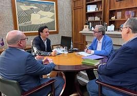 Reunión entre representantes de la Agrupación de Cofradías y el alcalde, Agustín González.