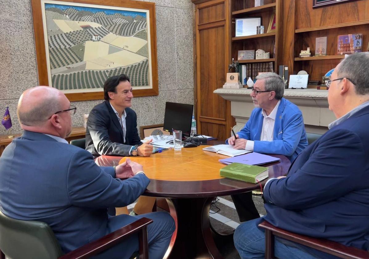 Reunión entre representantes de la Agrupación de Cofradías y el alcalde, Agustín González.