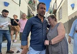Julio Millán, junto a los vecinos del casco histórico.