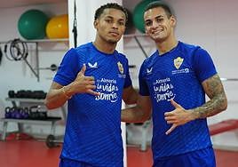 Lázaro Vinicius con Kaiky, con el que comparte internacionalidad, y en el que confía.