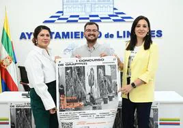 Karina Cruz, Martín de la Torre y Susana Ferrer con el cartel anunciador.