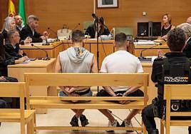 Adonai, de espaldas, en el juicio.