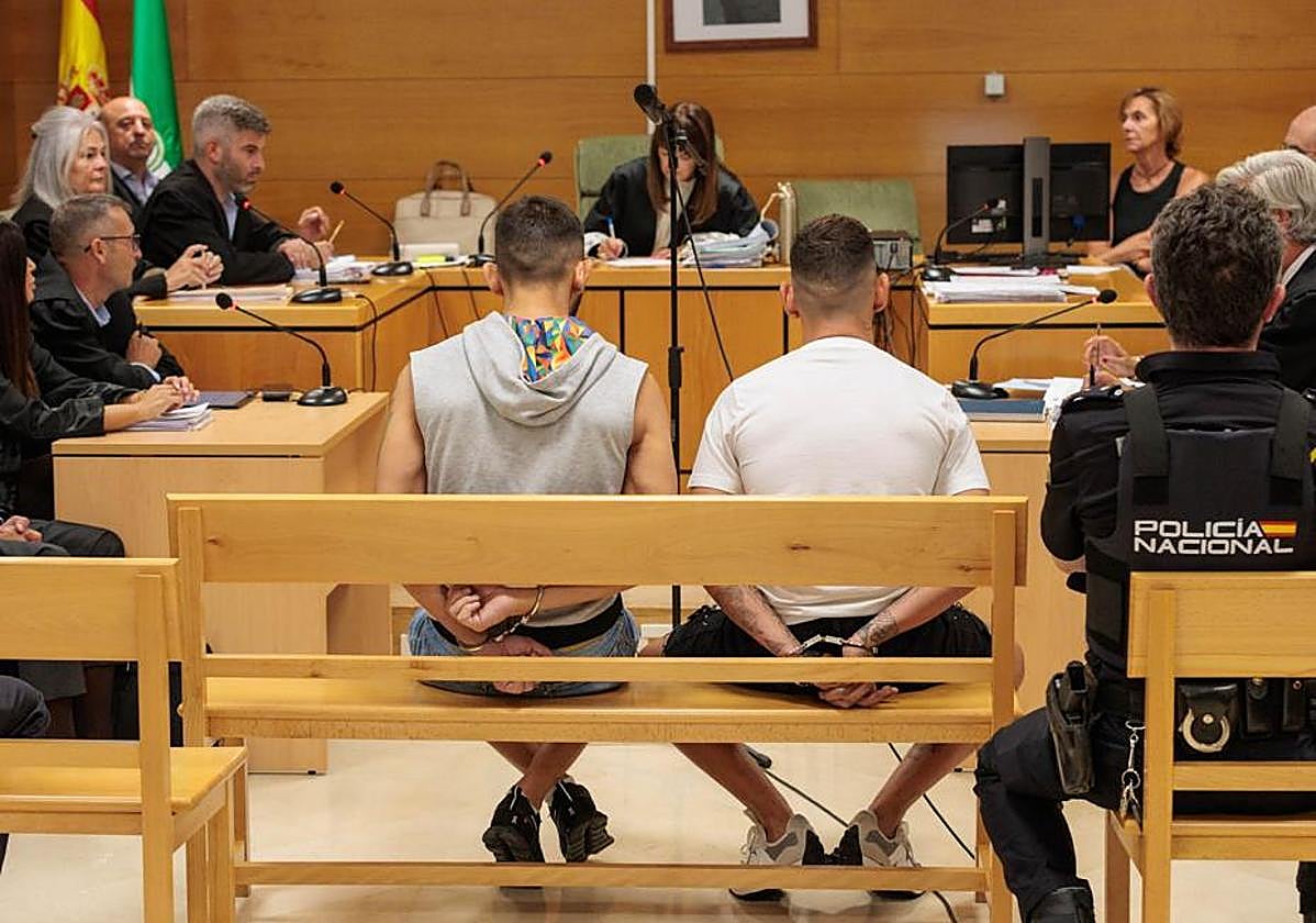 Adonai, de espaldas, en el juicio.