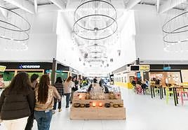 El interior del centro comercial Granaita.