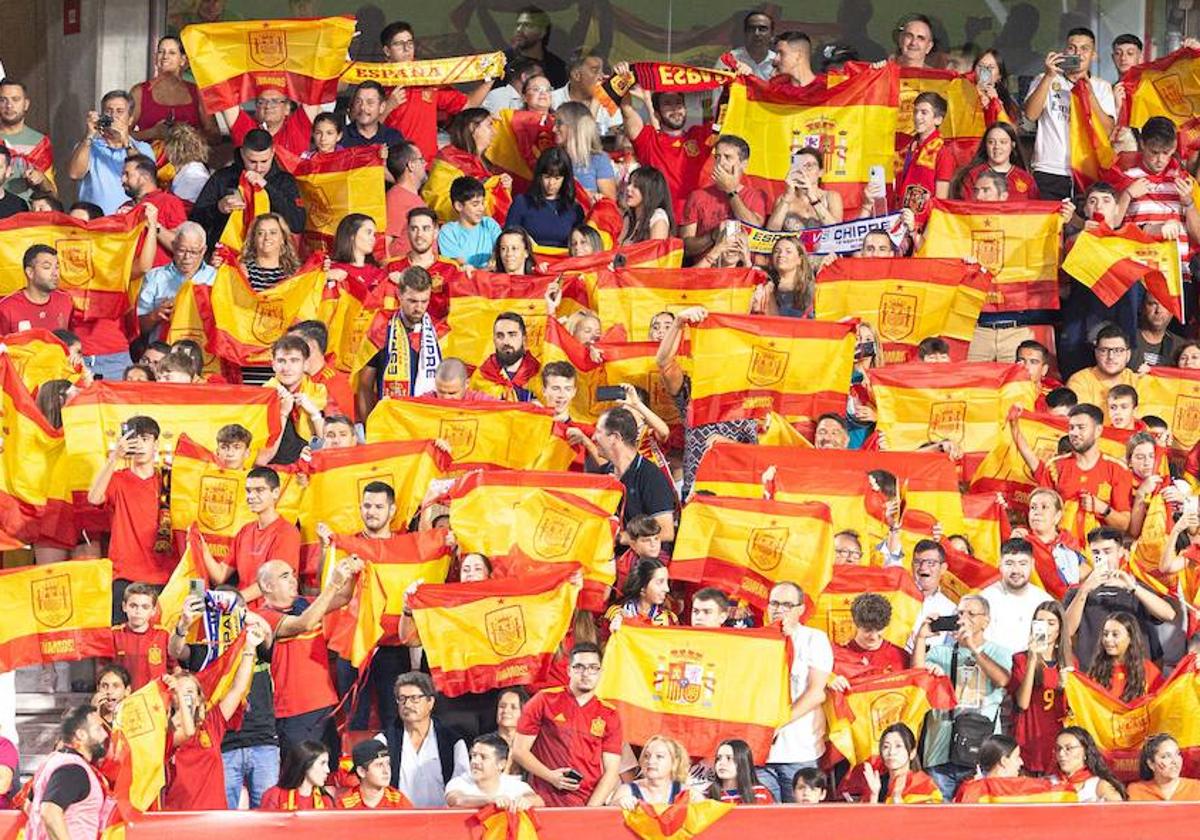 Las gradas de Los Cármenes se llenaron de aficionados con banderas de España entregadas en la entrada.