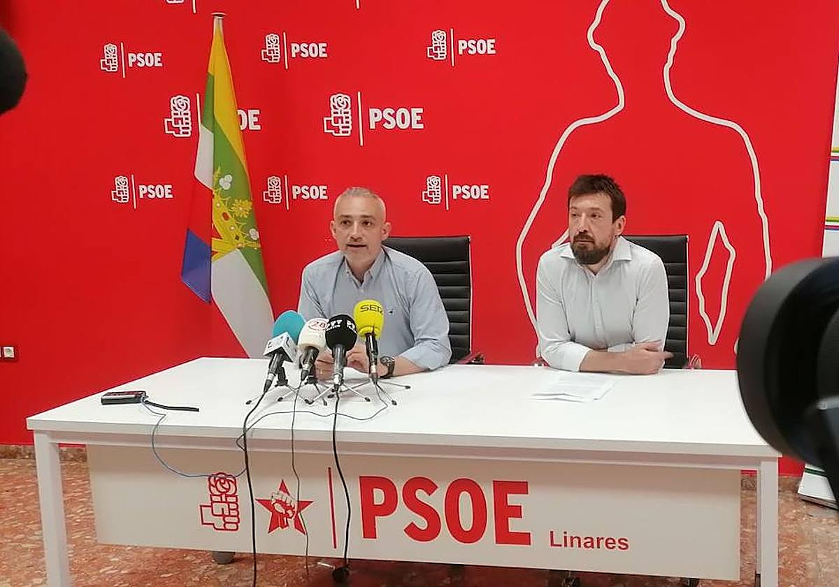 Los concejales socialistas Javier Palacios y Juan Alonso Olmo, en rueda de prensa.