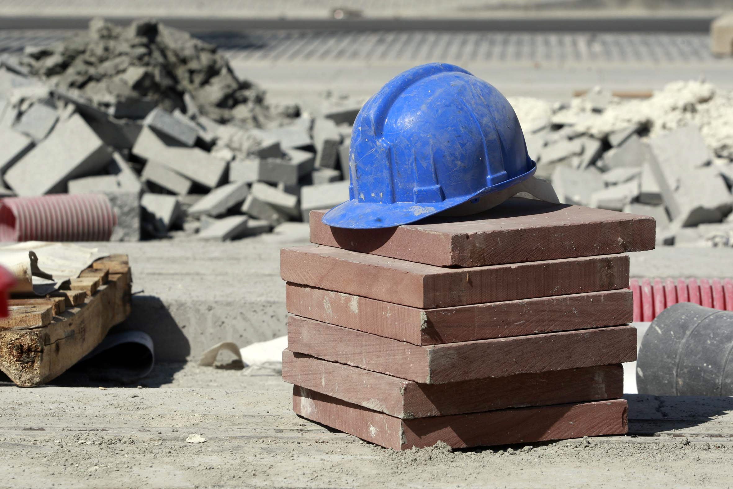 Un casco de un trabajador en una obra.