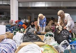 Voluntarias preparan la ayuda que viajará desde Granada hasta la zona afectada por el terremoto.