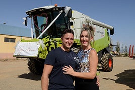 Ventura y Carmen posan felices delante de la cosechadora nupcial.