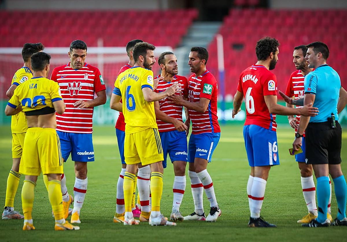 Roberto Soldado se encara con Díaz de Mera tras expulsarle en un partido contra el Cádiz.