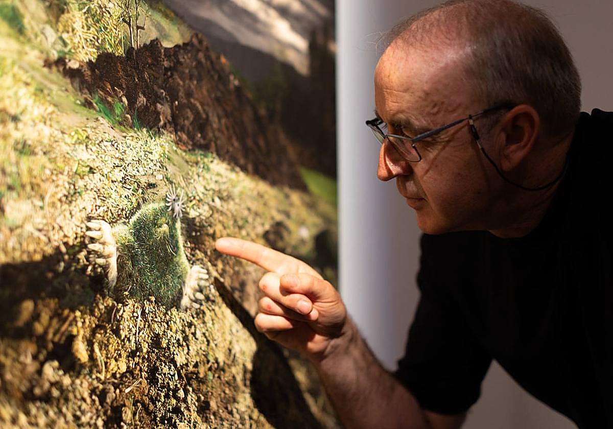 Domingo Zorrila señala un detalle de su cuadro 'Topo estrellado', en el Centro José Guerrero.
