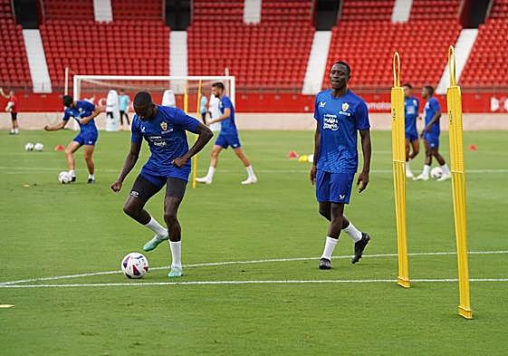 Mendes y Dion Lopy realizan parte del entrenamiento vespertino en el campo principal del Power Horse Stadium tras regresar de sus compromisos internacionales.
