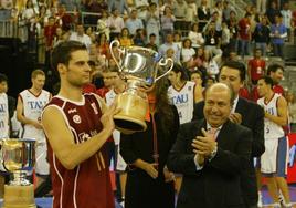 Nacho Ordín, con el trofeo de subcampeón de la Supercopa de 2005 en Granada.