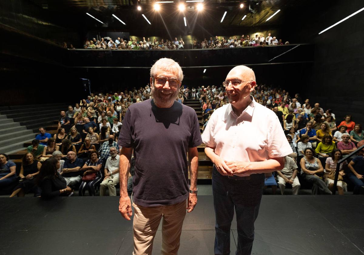 Antonio Muñoz Molina y Juan Mata, en el teatro del Centro Federico García Lorca.