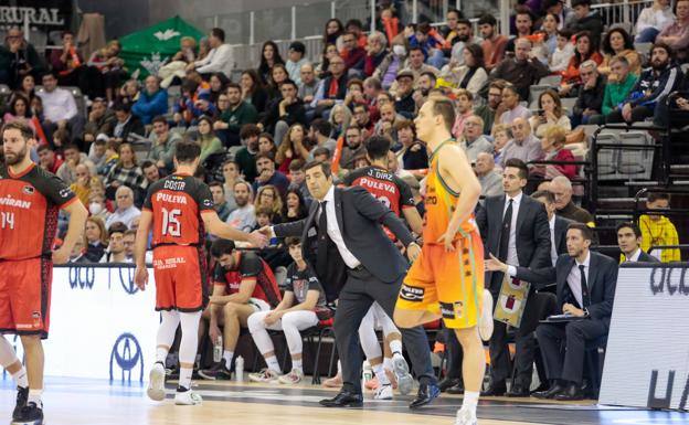 Pablo Pin saluda a Lluís Costa.