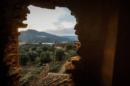 Vistas desde uno de los huecos de la torre de la iglesia de Tablate.