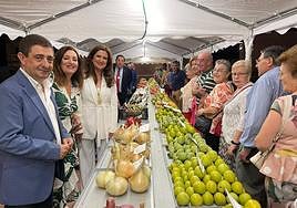 Francisco Reyes, Catalina Madueño y Yolanda Caballero, junto a otros vecinos, durante la inauguración del concurso.