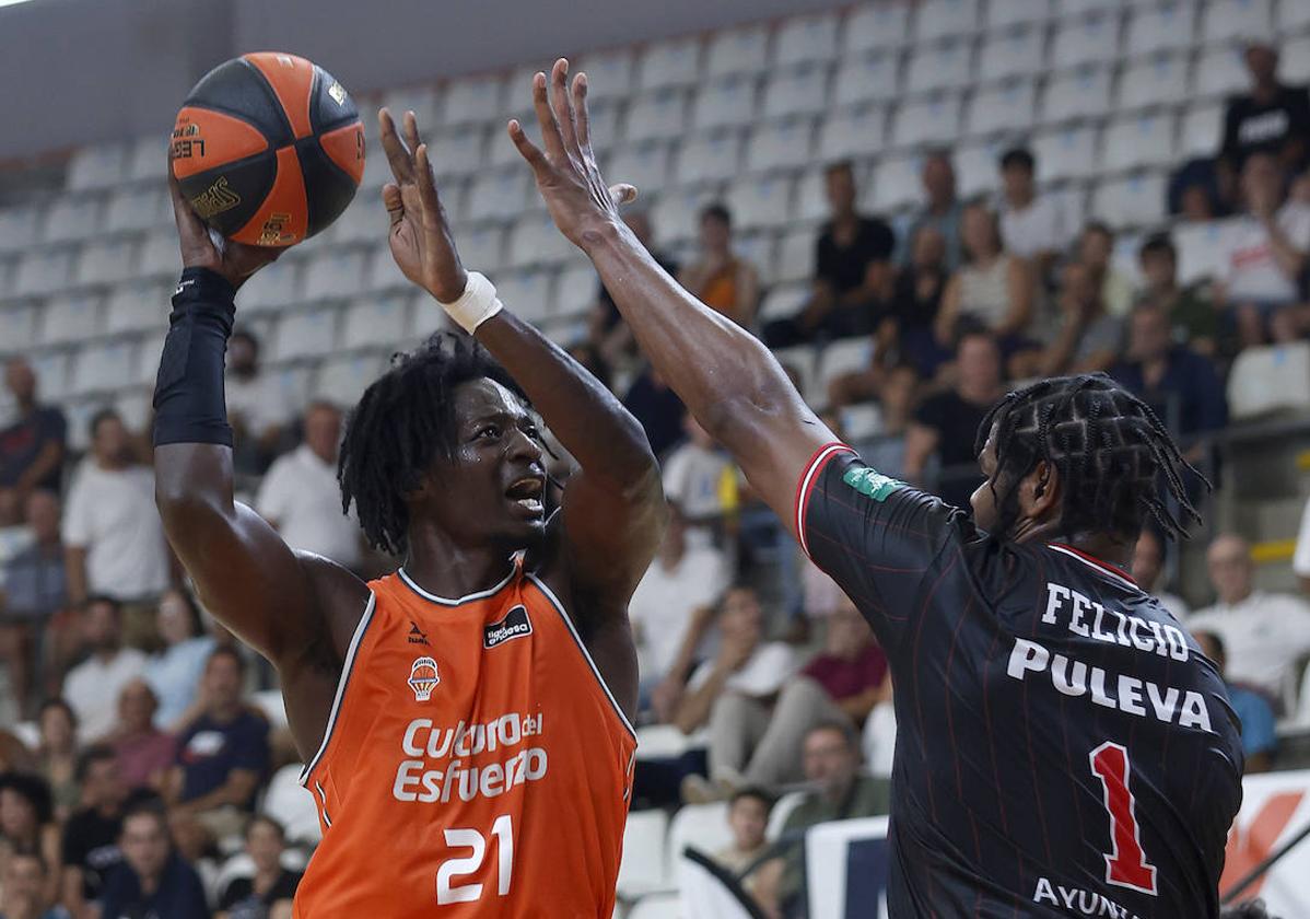 Cristiano Felicio (derecha) se emplea en defensa en Lliria.