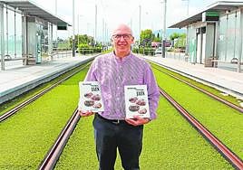 Manuel Rodríguez Arévalo posa con dos ejemplares de su libro sobre las vías del tranvía de Jaén.