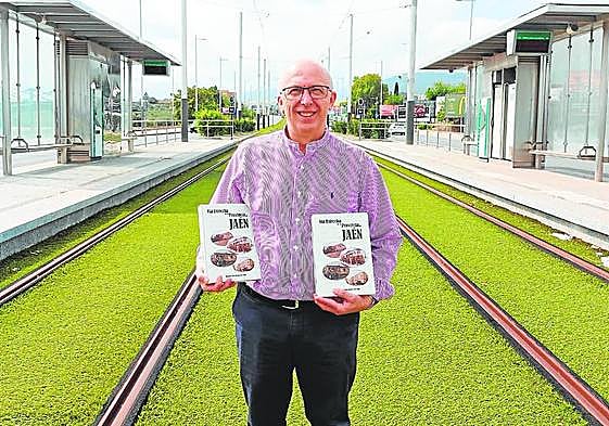 Manuel Rodríguez Arévalo posa con dos ejemplares de su libro sobre las vías del tranvía de Jaén.