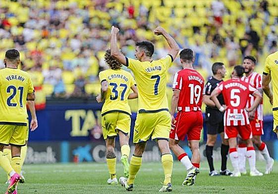 Los rojiblancos Robertone y Suárez hablan con el árbitro mientras el Villarreal celebra.