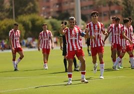 Aarón celebra el gol que daría la victoria al Almería B ante un intenso Poli Almería.