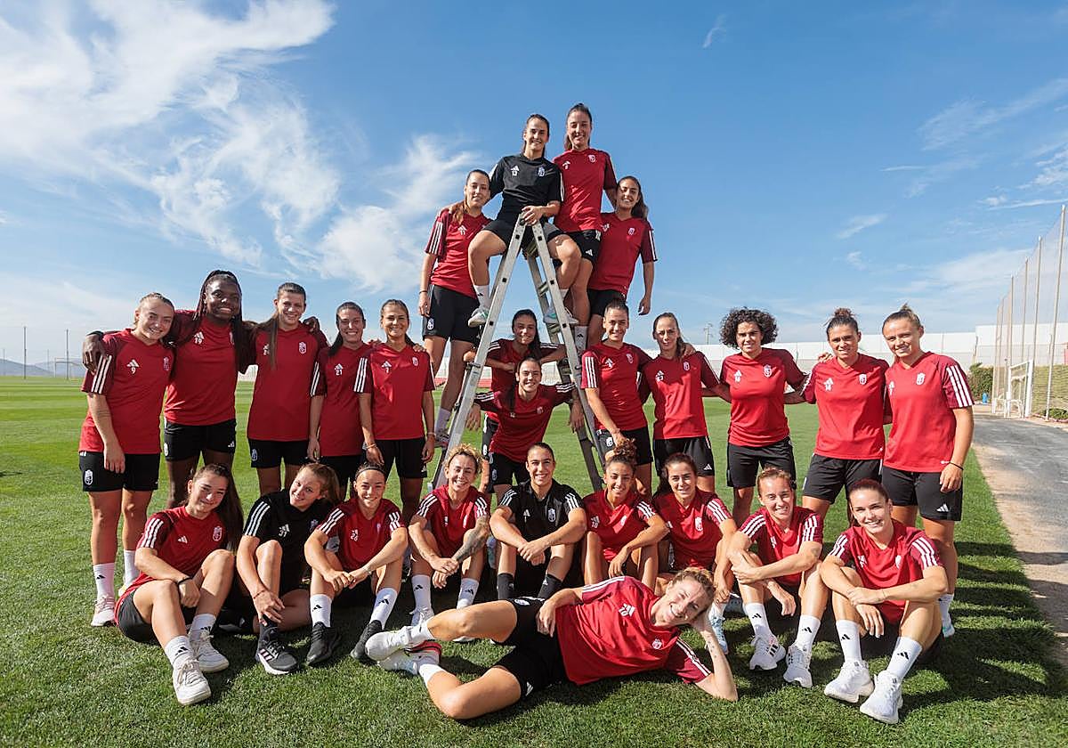 La plantilla del Granada posa para IDEAL en la Ciudad Deportiva nazarí antes de un entrenamiento.
