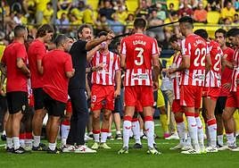 Vicente Moreno da instrucciones a sus jugadores en la pausa para la hidratación de la primera parte.