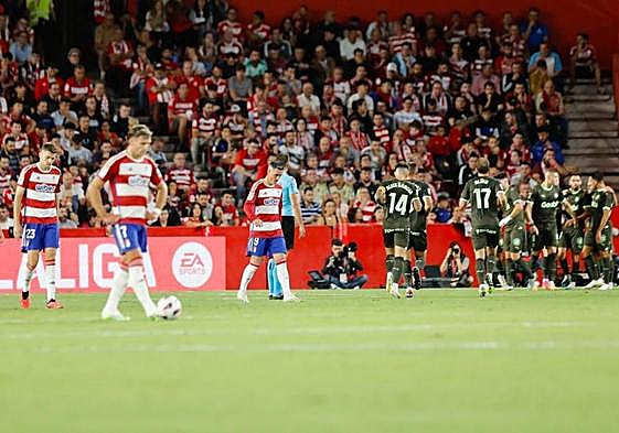 Caras abajo de los jugadores del Granada tras un gol del Girona.