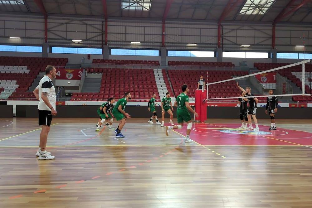 Carlos Carreño observa a sus jugadores en el partido-entrenamiento con el Sporting.