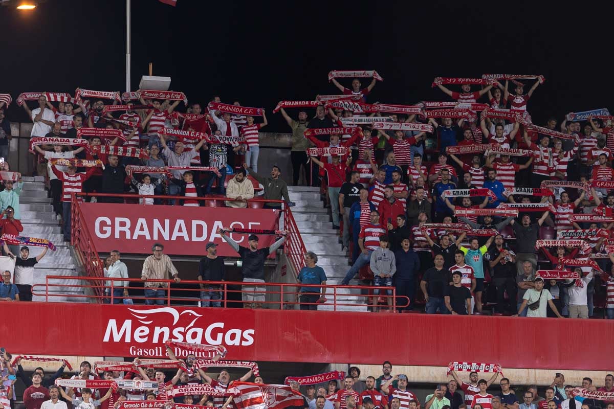 Encuéntrate en la grada en el Granada-Girona