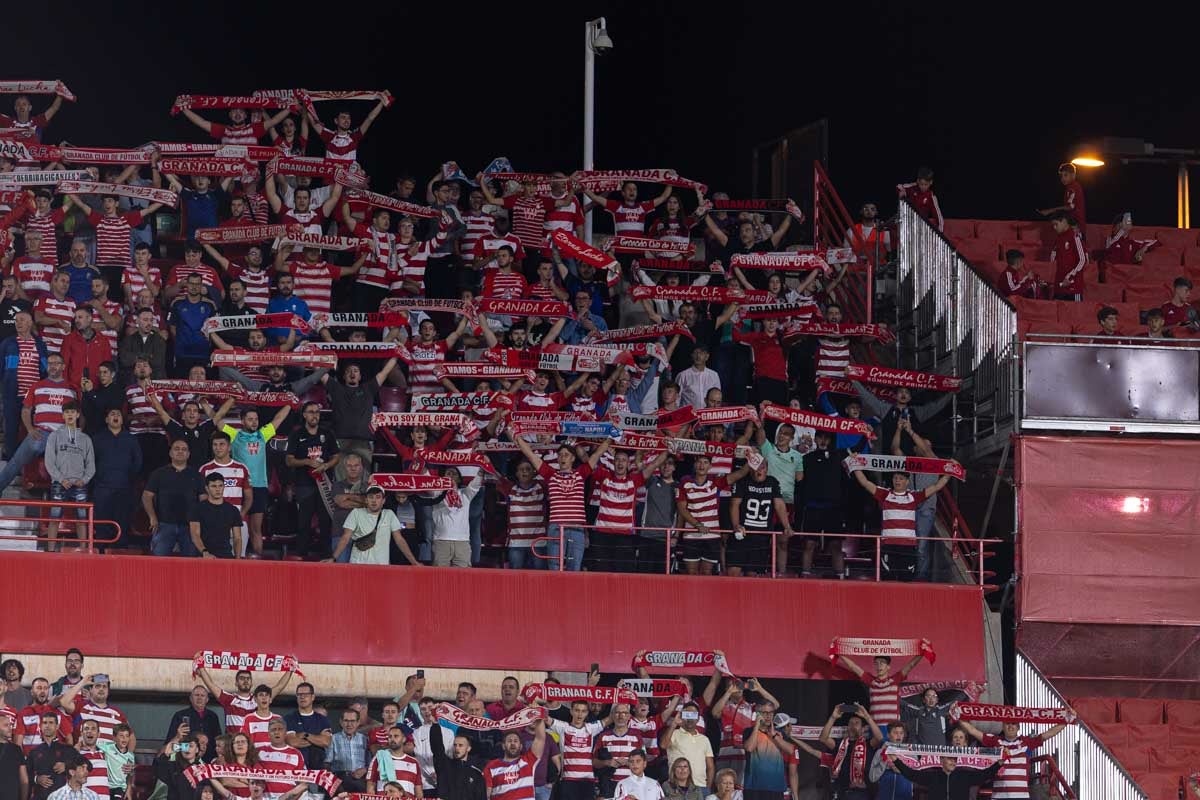 Encuéntrate en la grada en el Granada-Girona