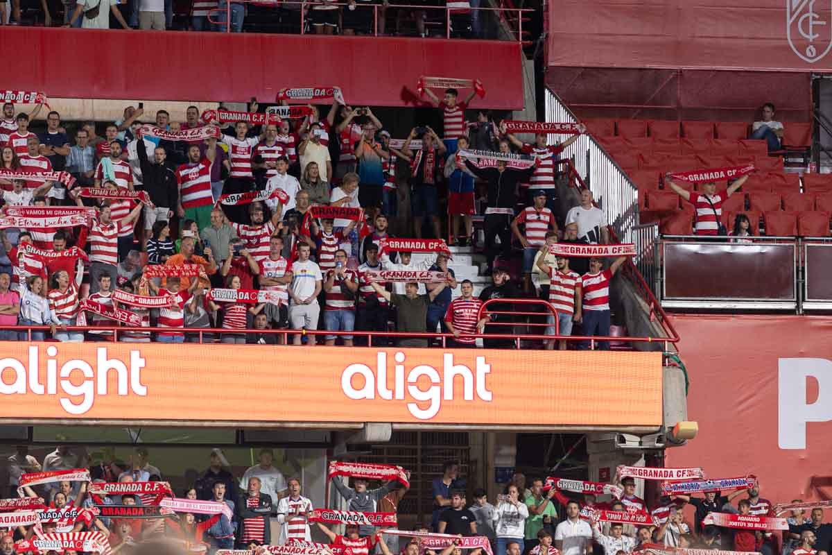 Encuéntrate en la grada en el Granada-Girona