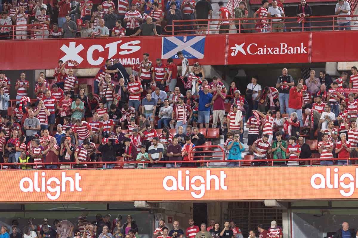Encuéntrate en la grada en el Granada-Girona