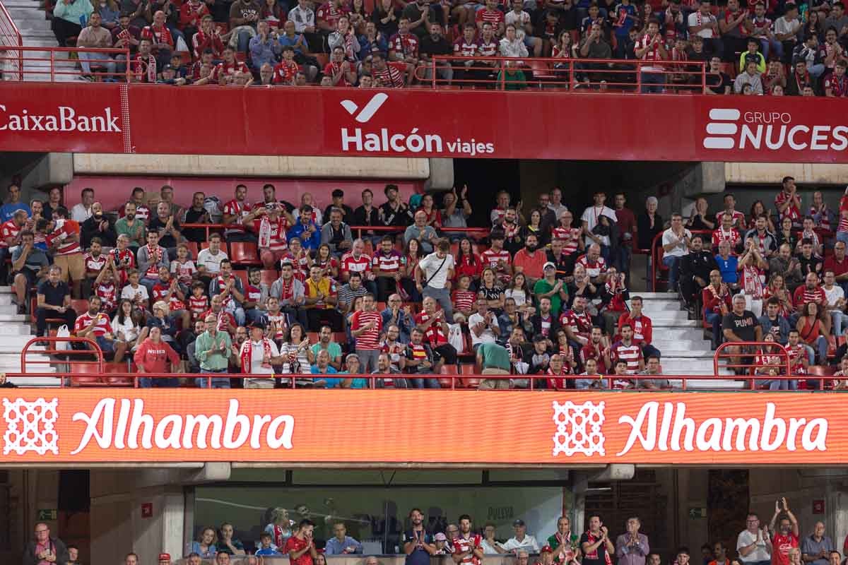 Encuéntrate en la grada en el Granada-Girona