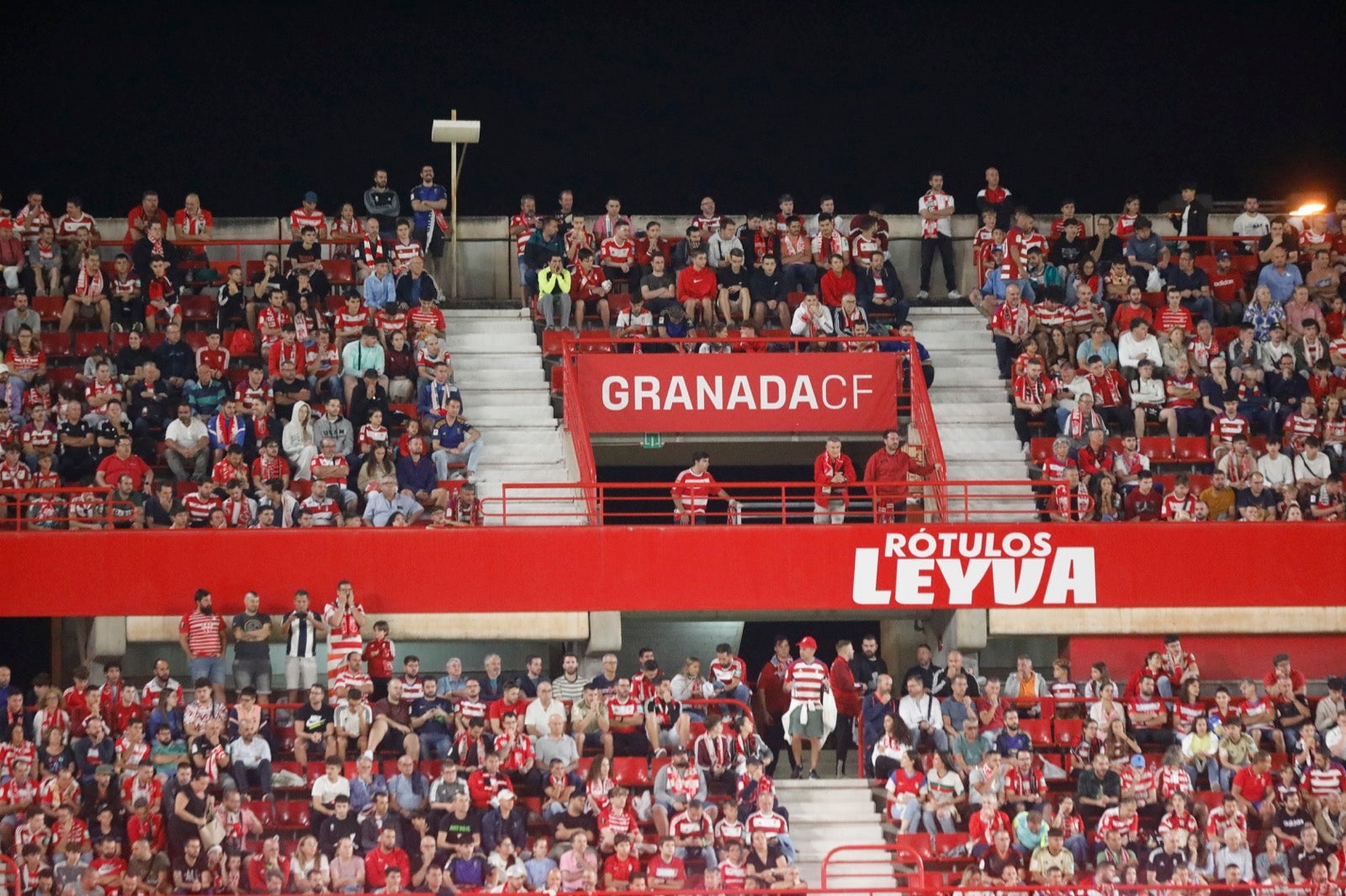 Encuéntrate en la grada en el Granada-Girona