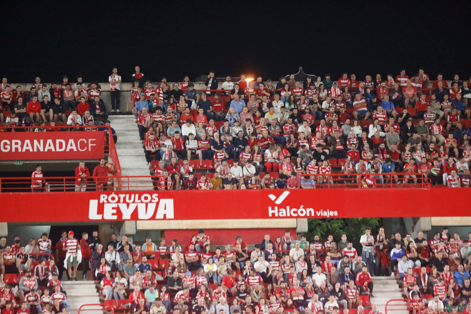 Encuéntrate en la grada en el Granada-Girona