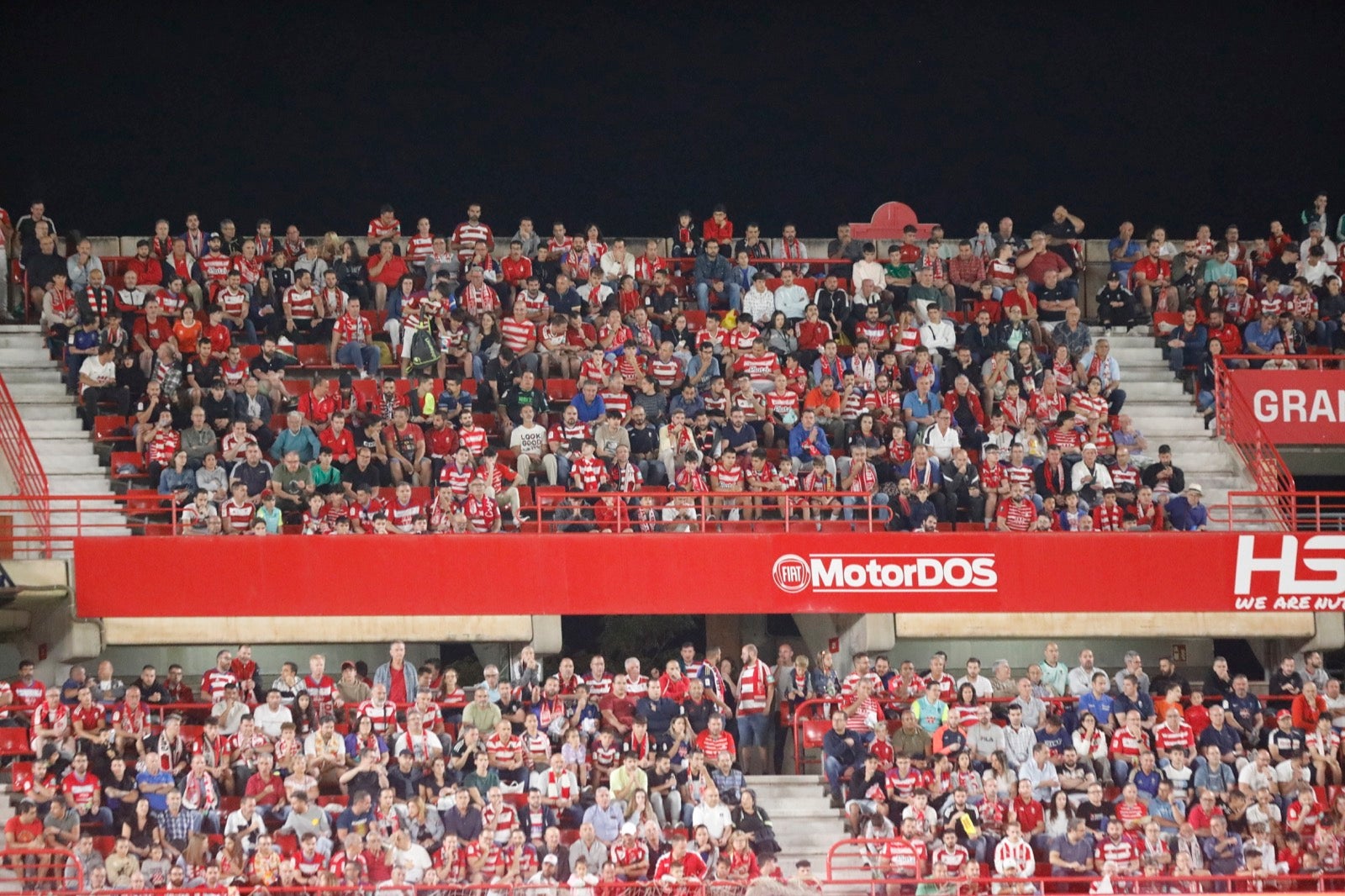 Encuéntrate en la grada en el Granada-Girona