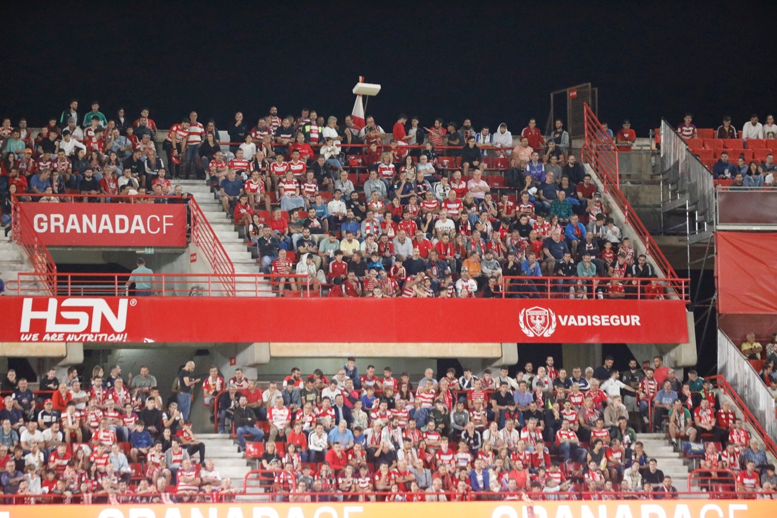 Encuéntrate en la grada en el Granada-Girona