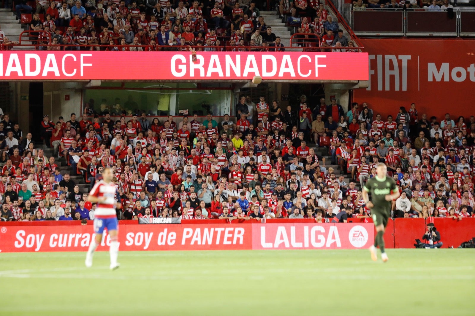 Encuéntrate en la grada en el Granada-Girona