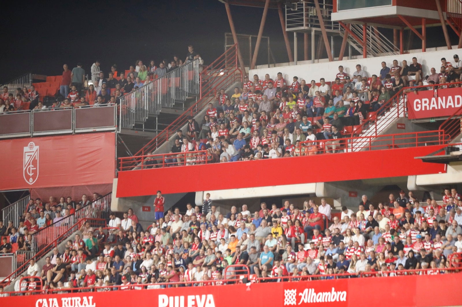 Encuéntrate en la grada en el Granada-Girona